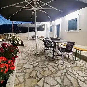 Apartment Dina's, Himare